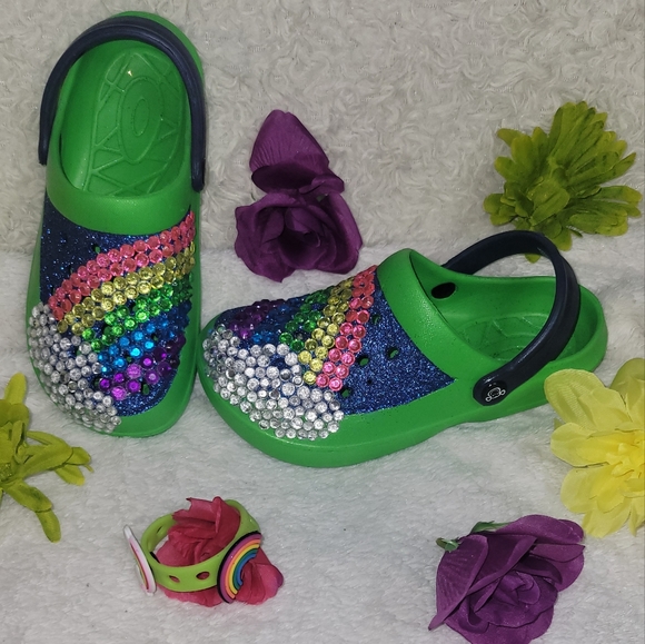 Custom kids' shoes size 13-1 with rainbow bracelet - Picture 2 of 7